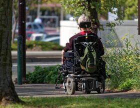 Kørestolsramper til udendørs eventyr: Oplev naturen uden begrænsninger