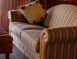 Sådan bevarer du din Chesterfield sofa i topform: Plejetips og vedligeholdelse