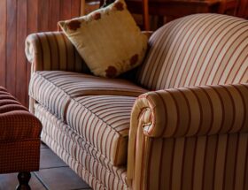 Sådan bevarer du din Chesterfield sofa i topform: Plejetips og vedligeholdelse
